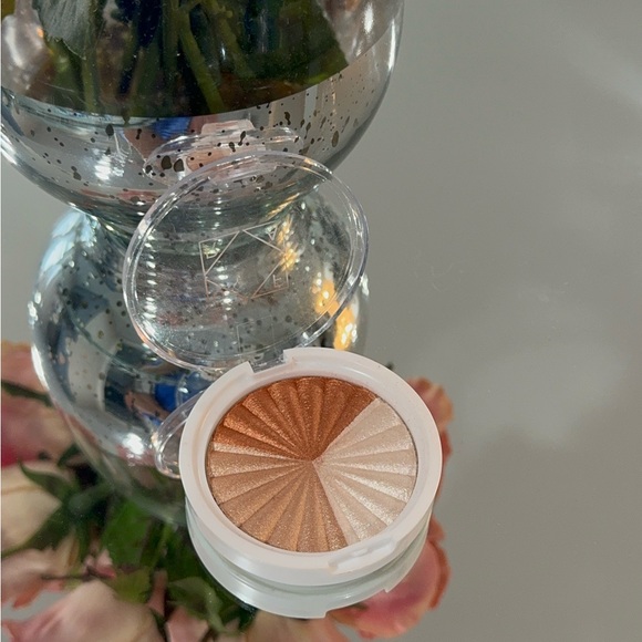 OFRA
HIGHLIGHTER - EVERGLOW ✨ - Picture 6 of 6